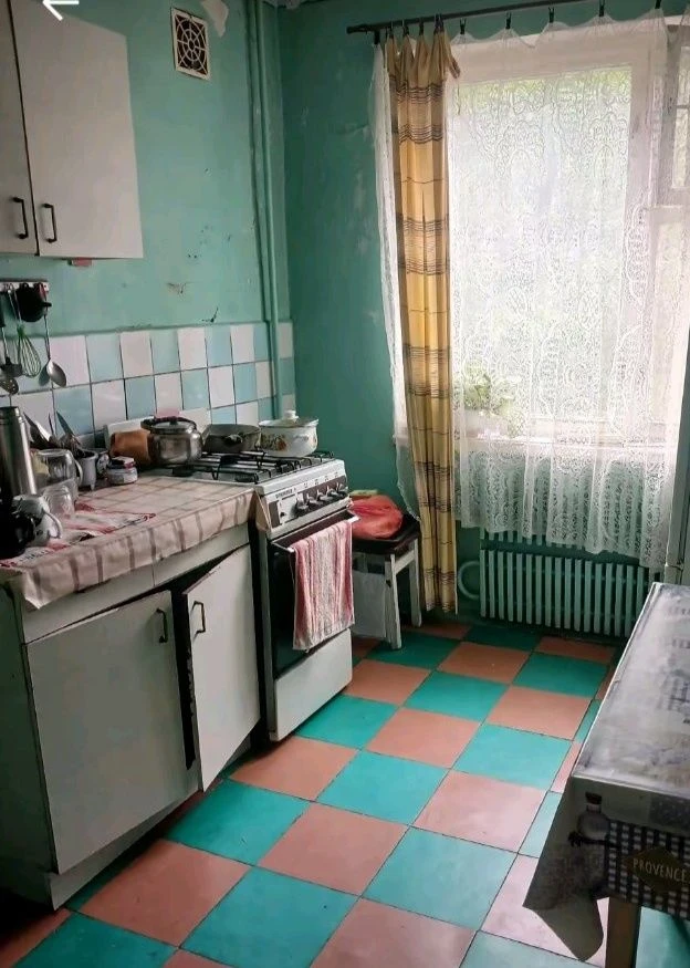 For sale 3-room apartment.  Kirov district. Let's consider the whole proposal