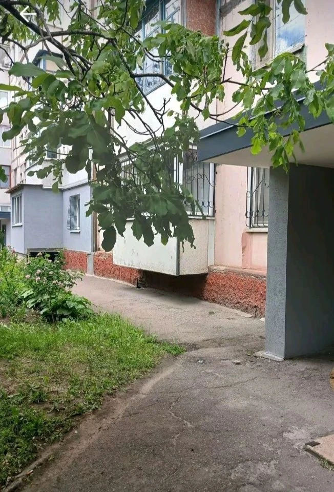 For sale 3-room apartment.  Kirov district. Let's consider the whole proposal