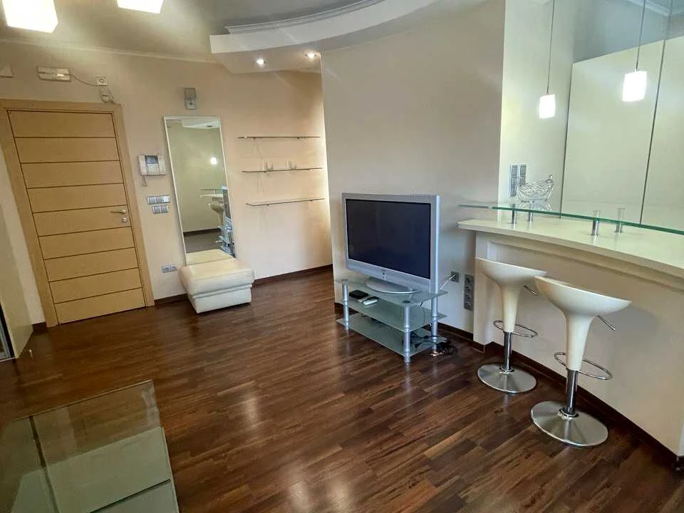 Apartment. Antonovycha St.