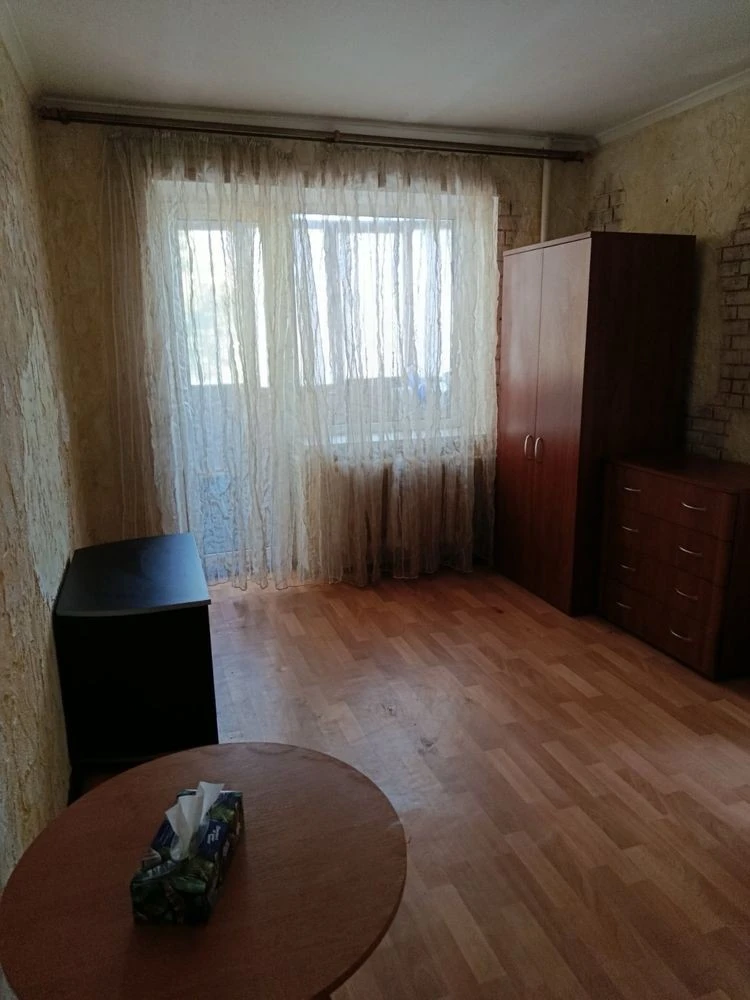I am renting a cozy 1-room apartment near the Drogoshytsia metro station