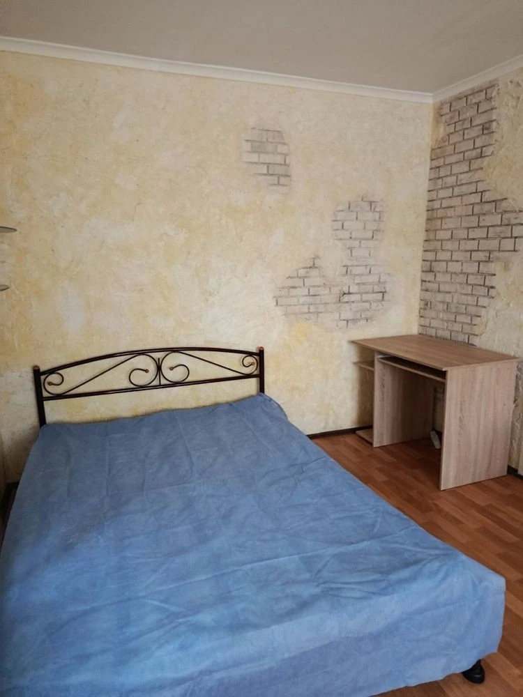 I am renting a cozy 1-room apartment near the Drogoshytsia metro station