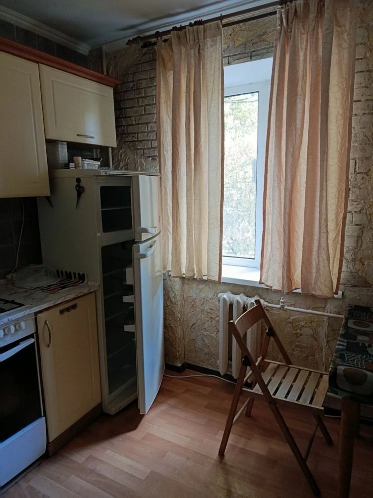 I am renting a cozy 1-room apartment near the Drogoshytsia metro station