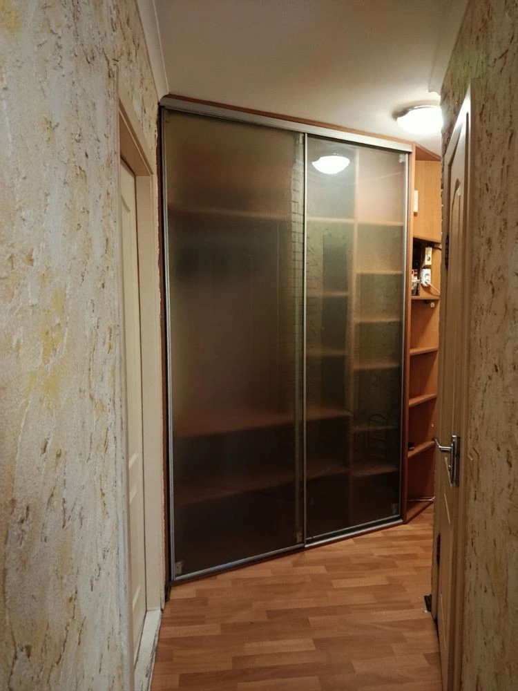 I am renting a cozy 1-room apartment near the Drogoshytsia metro station