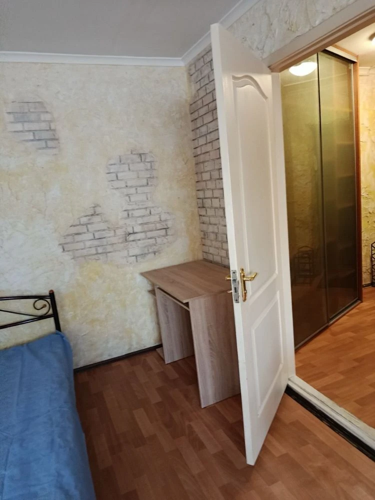 I am renting a cozy 1-room apartment near the Drogoshytsia metro station