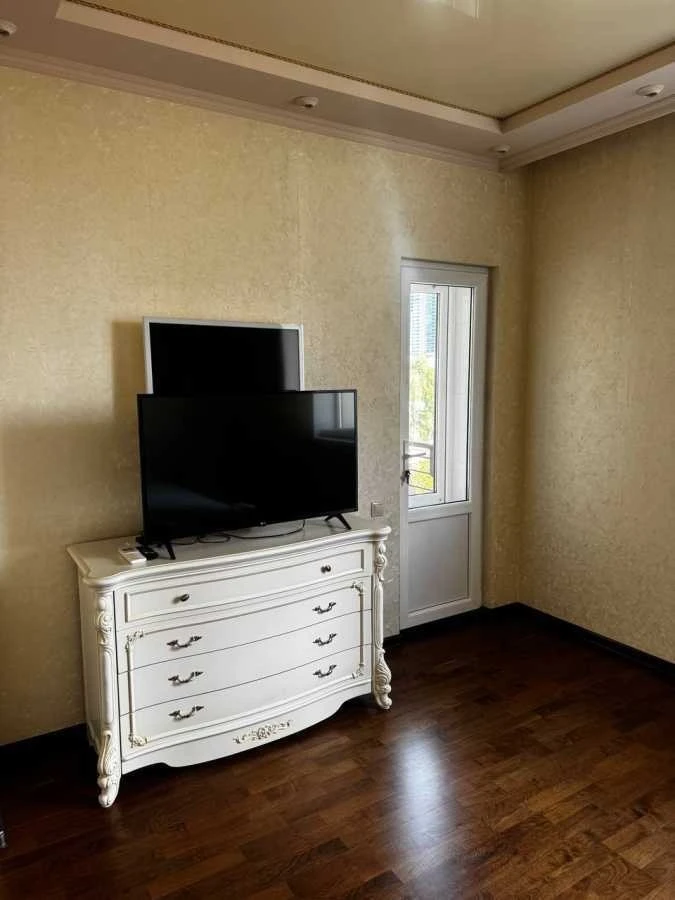 Оренда 3-кімнатної квартири 128 м², Василя Тютюнника вул., 3