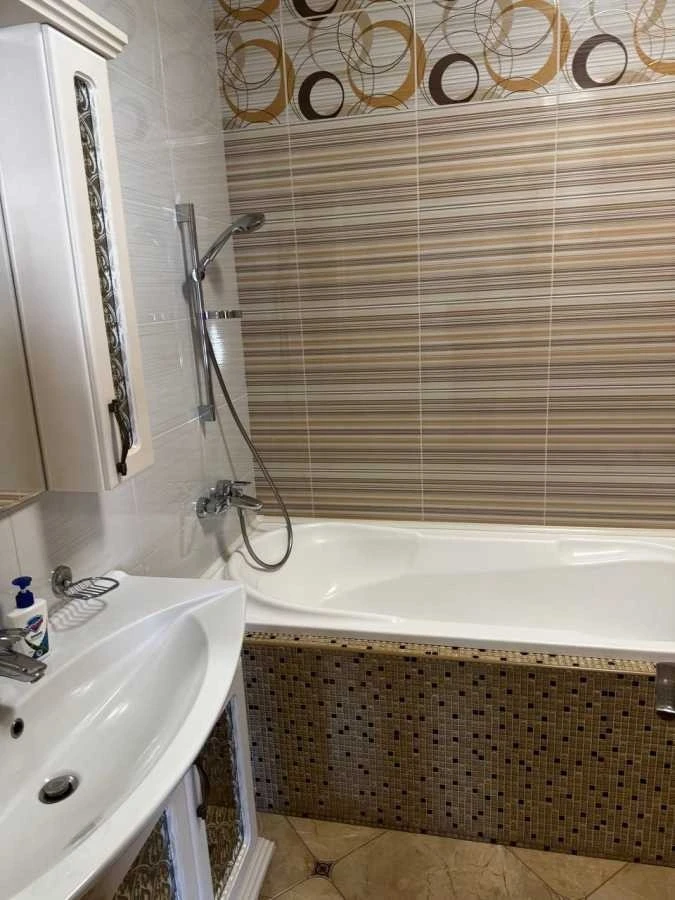 Оренда 3-кімнатної квартири 128 м², Василя Тютюнника вул., 3