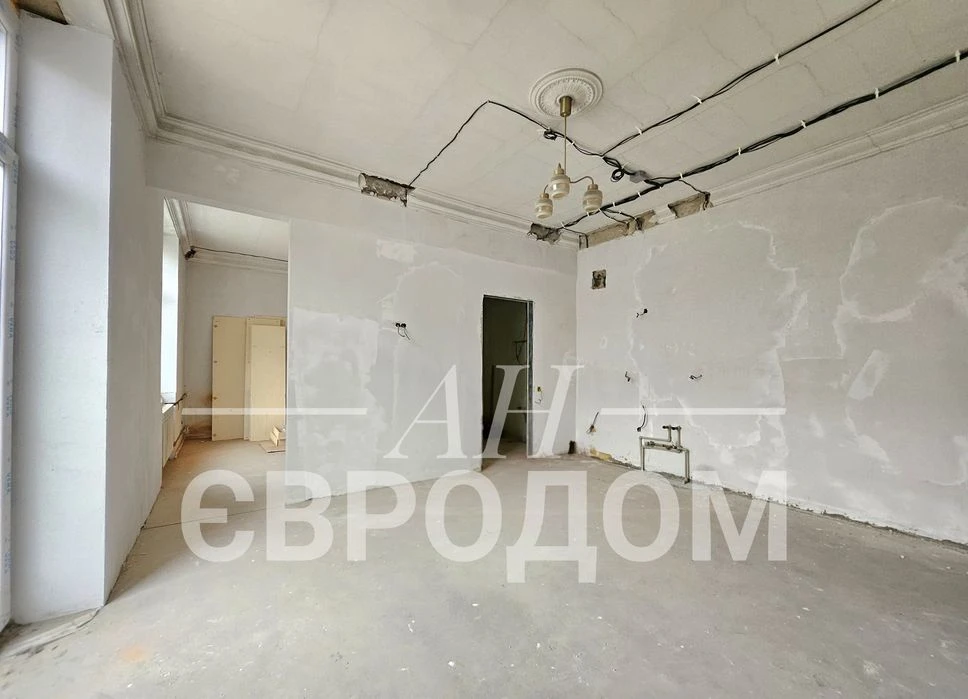 Selling a 3-room apartment at 18 Molochnaya St., Sportivnaya St., Gagarin St.