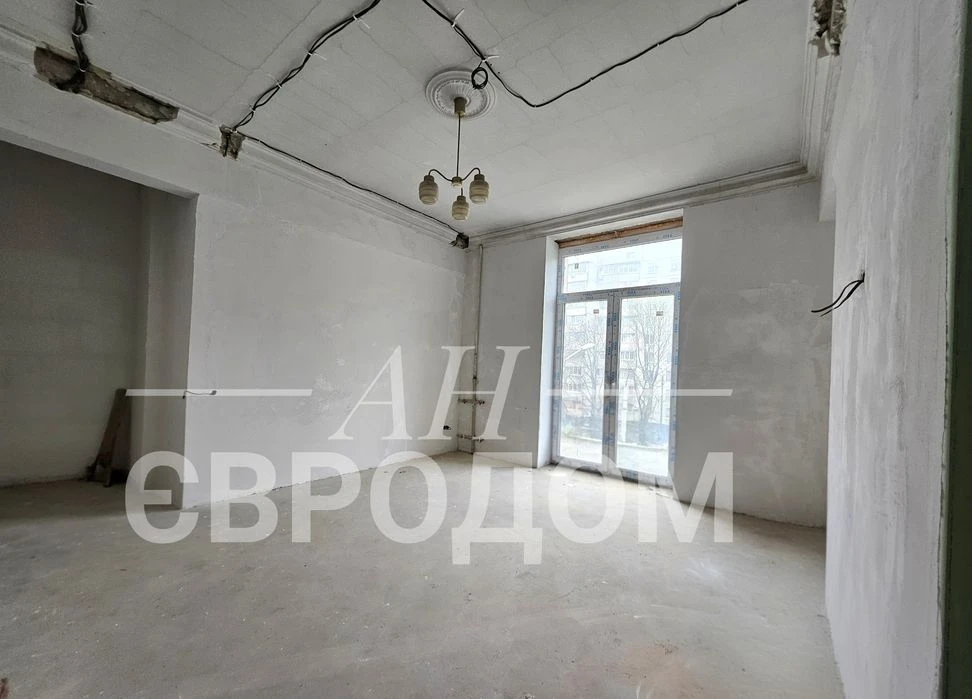 Selling a 3-room apartment at 18 Molochnaya St., Sportivnaya St., Gagarin St.