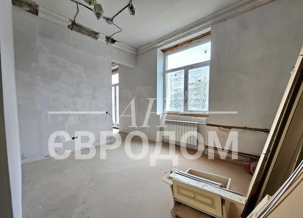 Selling a 3-room apartment at 18 Molochnaya St., Sportivnaya St., Gagarin St.