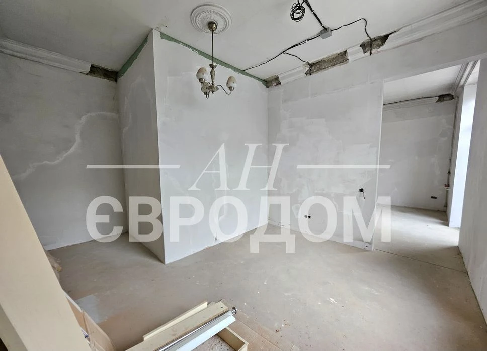 Selling a 3-room apartment at 18 Molochnaya St., Sportivnaya St., Gagarin St.
