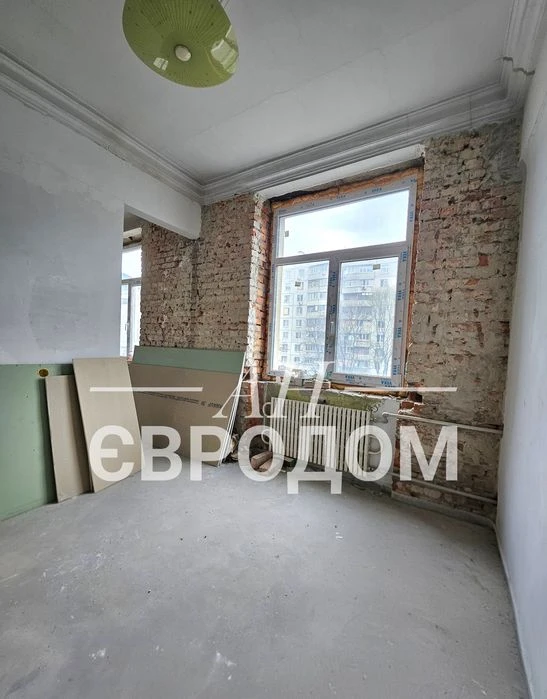 Selling a 3-room apartment at 18 Molochnaya St., Sportivnaya St., Gagarin St.