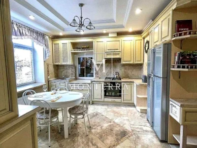 Будинок. Київ, Прирічна вул.