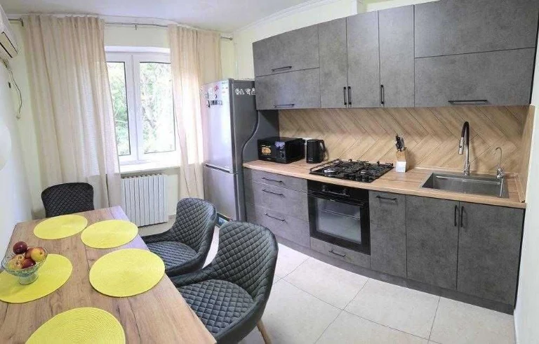 Продам 2-к квартиру 75 кв.м с ремонтом, 3/10 эт., Ботанические