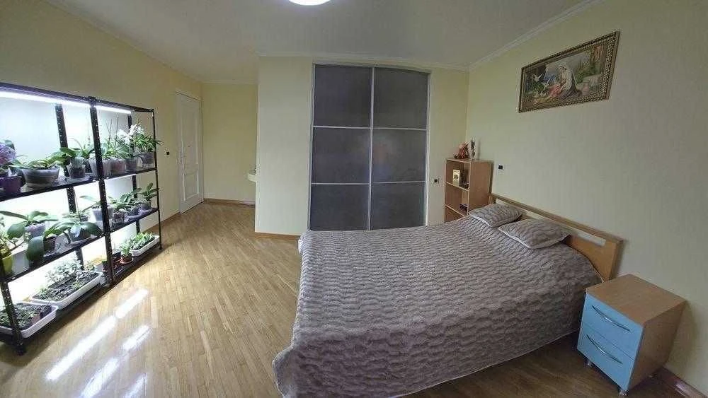 Продам 2-к квартиру 75 кв.м с ремонтом, 3/10 эт., Ботанические