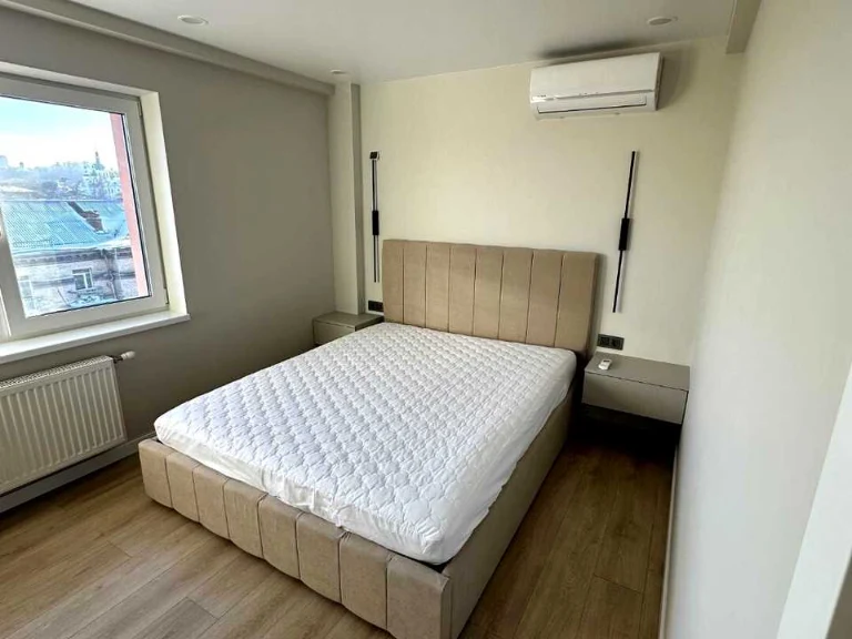 Apartment. Kyiv, KIRYLYVS'KA STREET.