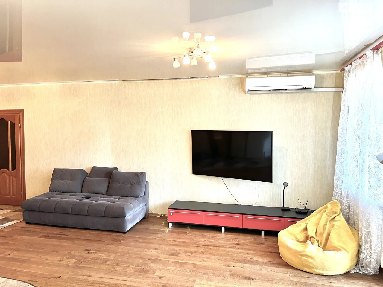 Long Term Rental Apartment, Poczynki