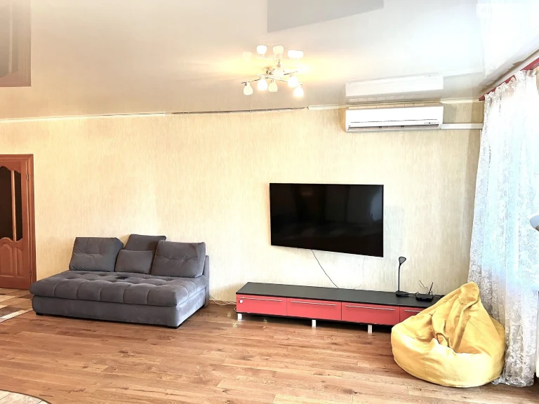 Long Term Rental Apartment, Poczynki