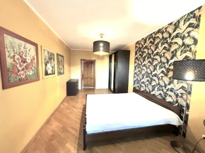 Long Term Rental Apartment, Poczynki
