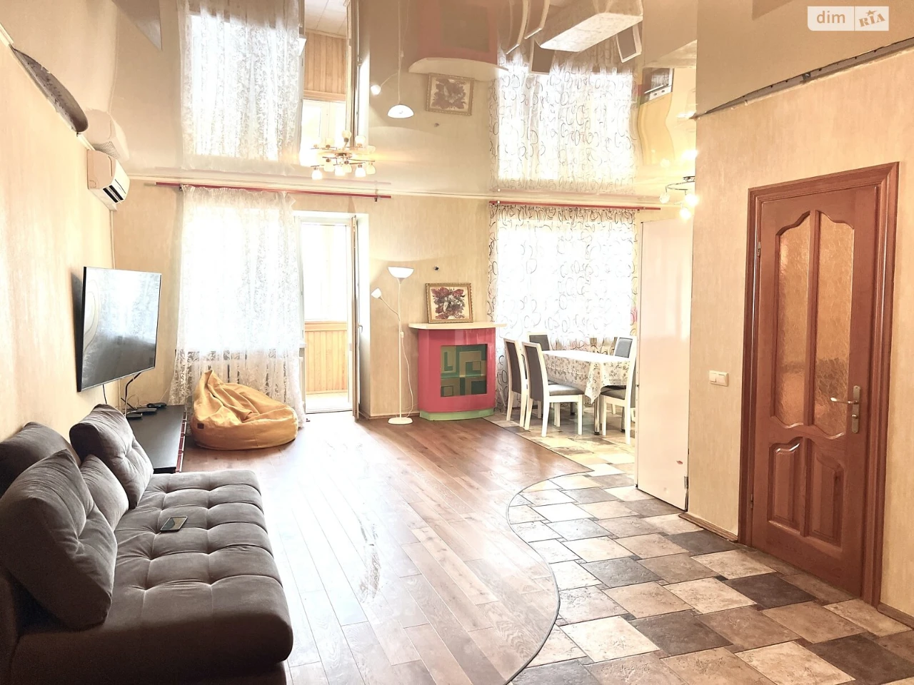 Long Term Rental Apartment, Poczynki