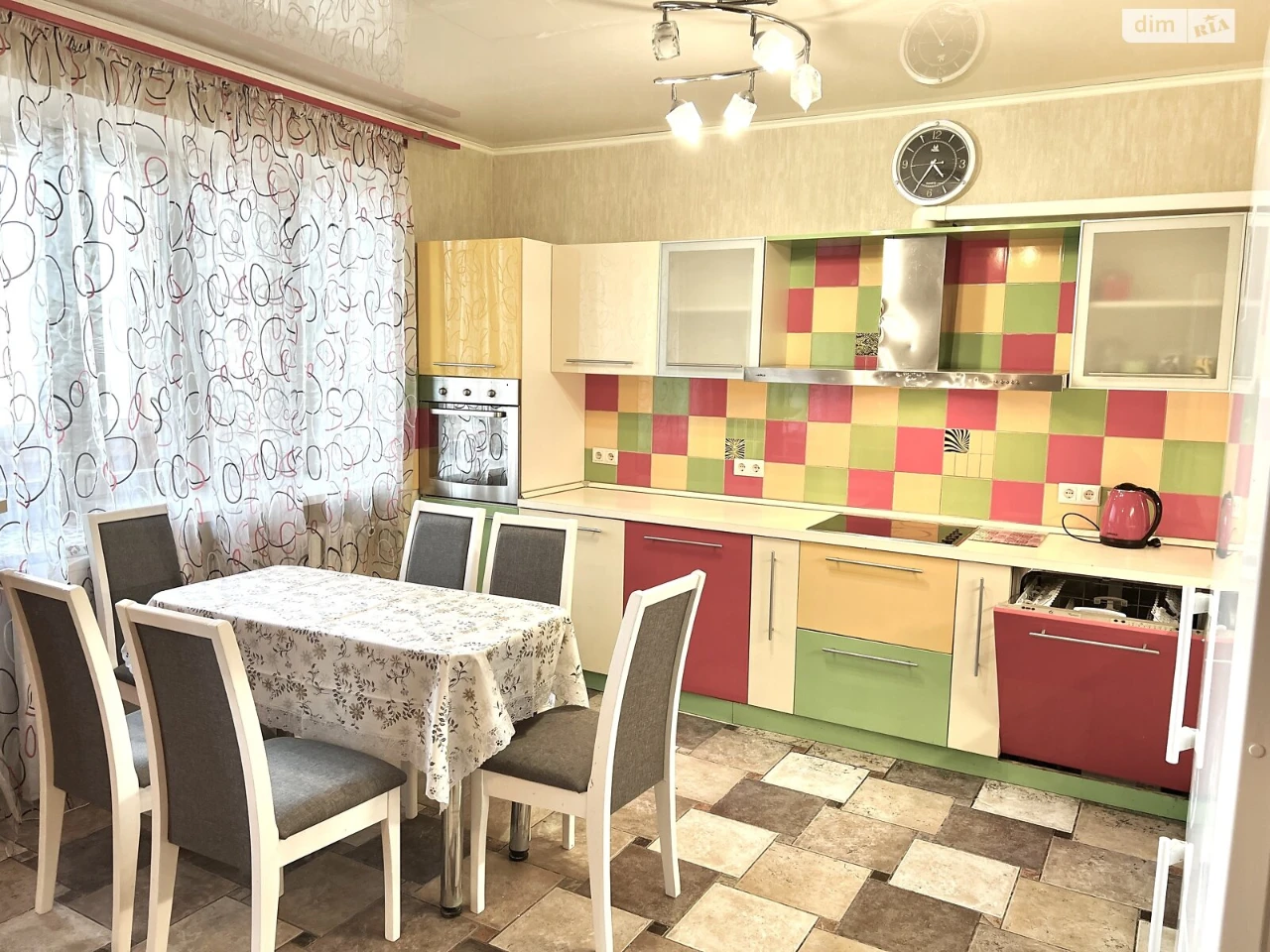 Long Term Rental Apartment, Poczynki