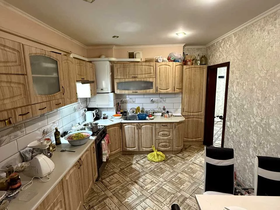 Apartment. Chernivtsi, Vokzalna St.
