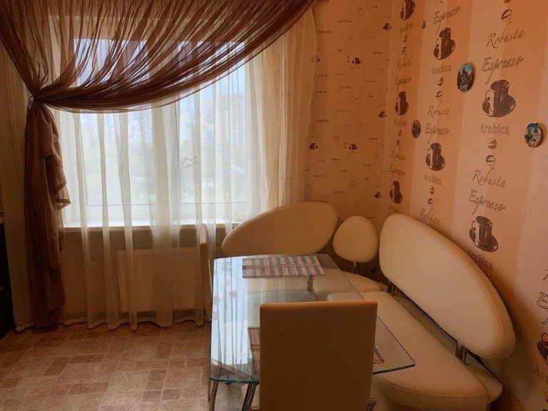 Sale of a three-room apartment with renovation Akhmatova 24