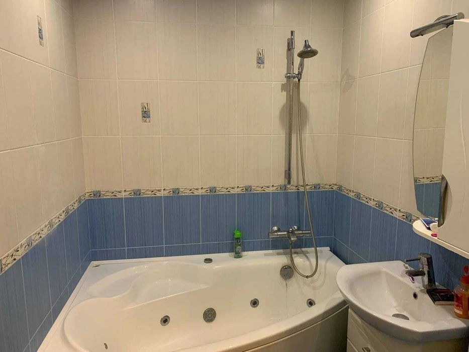 Sale of a three-room apartment with renovation Akhmatova 24