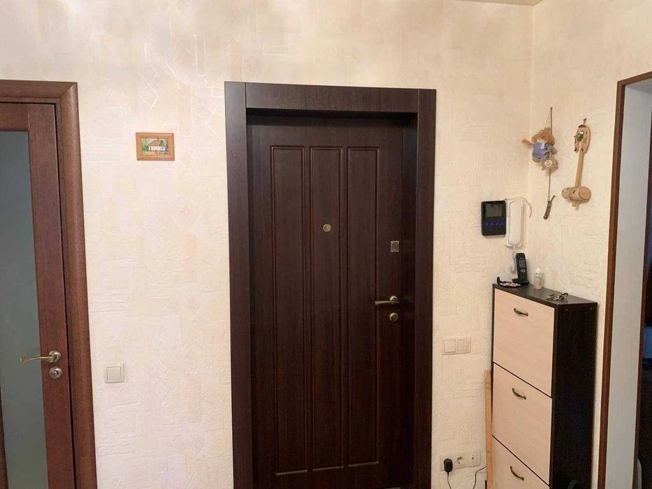 Sale of a three-room apartment with renovation Akhmatova 24