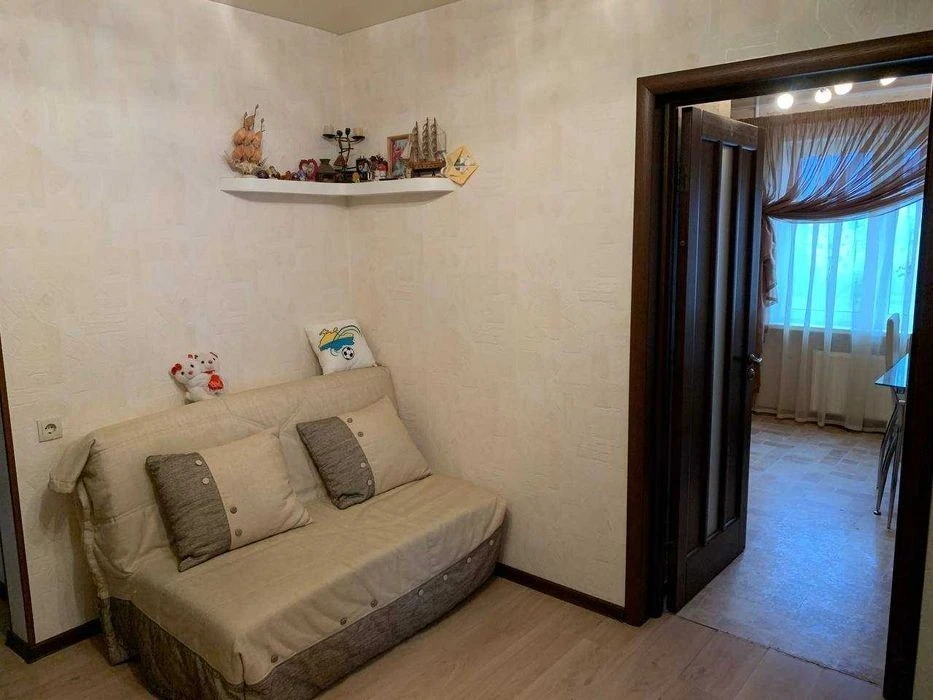 Sale of a three-room apartment with renovation Akhmatova 24