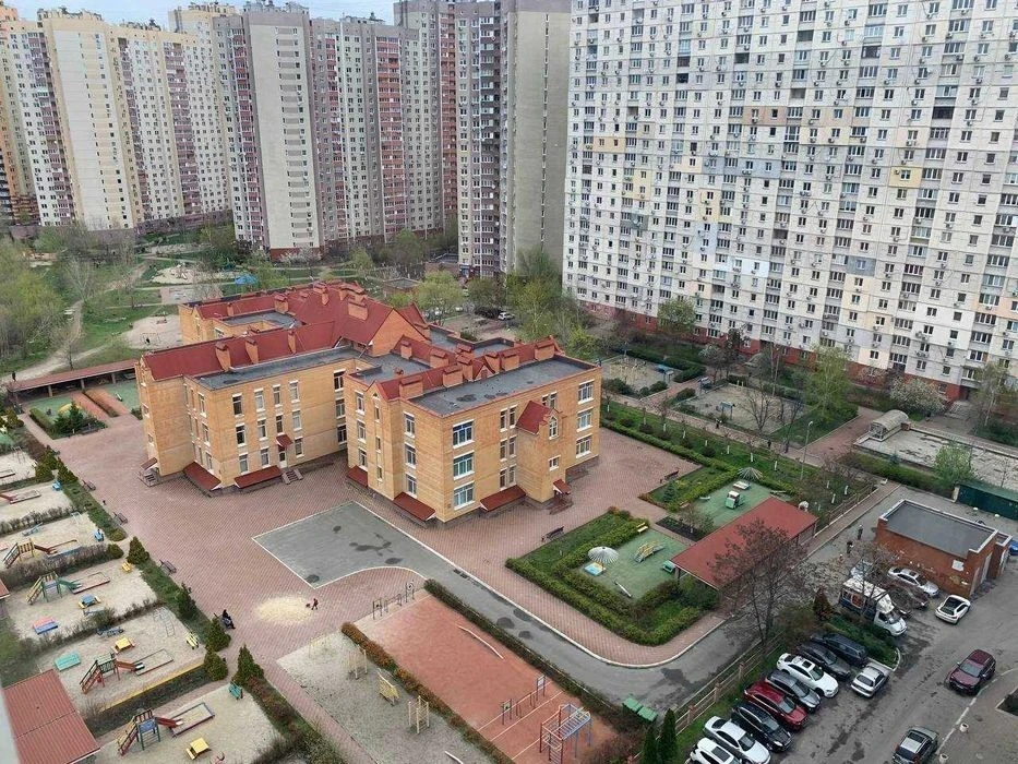 Sale of a three-room apartment with renovation Akhmatova 24