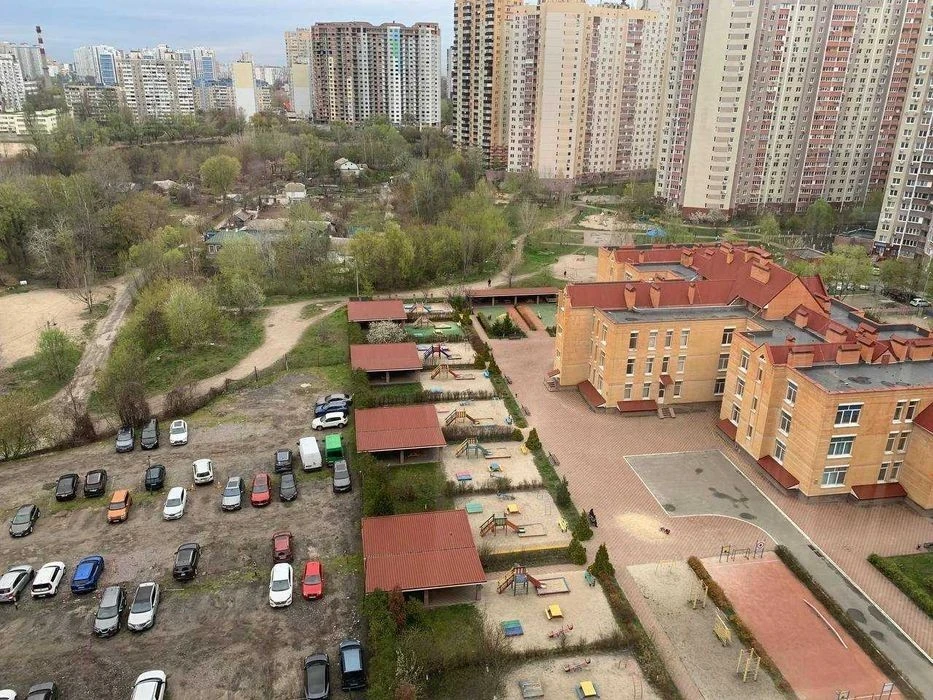 Sale of a three-room apartment with renovation Akhmatova 24