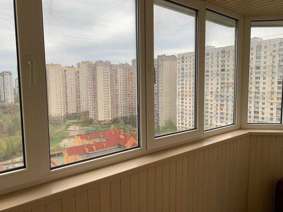 Sale of a three-room apartment with renovation Akhmatova 24