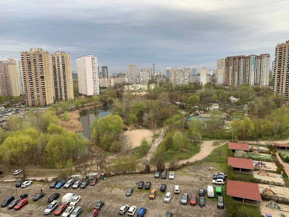 Sale of a three-room apartment with renovation Akhmatova 24