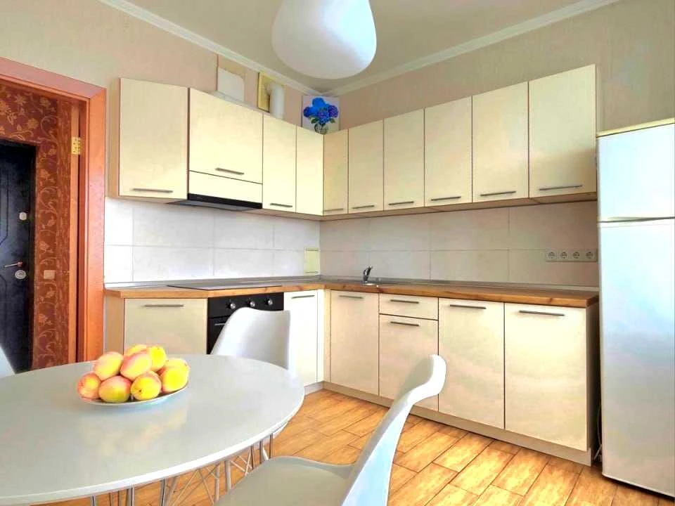 Apartment. Kyiv, Dniprovska naberezhna St.