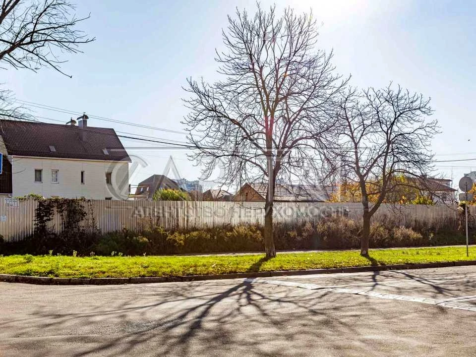 Ділянка. Київ, Осіння вул.