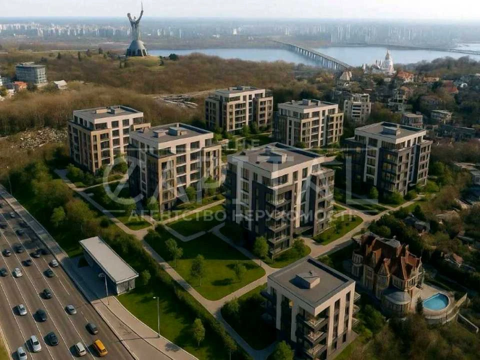 Ділянка. Київ, Ломаківська вул.