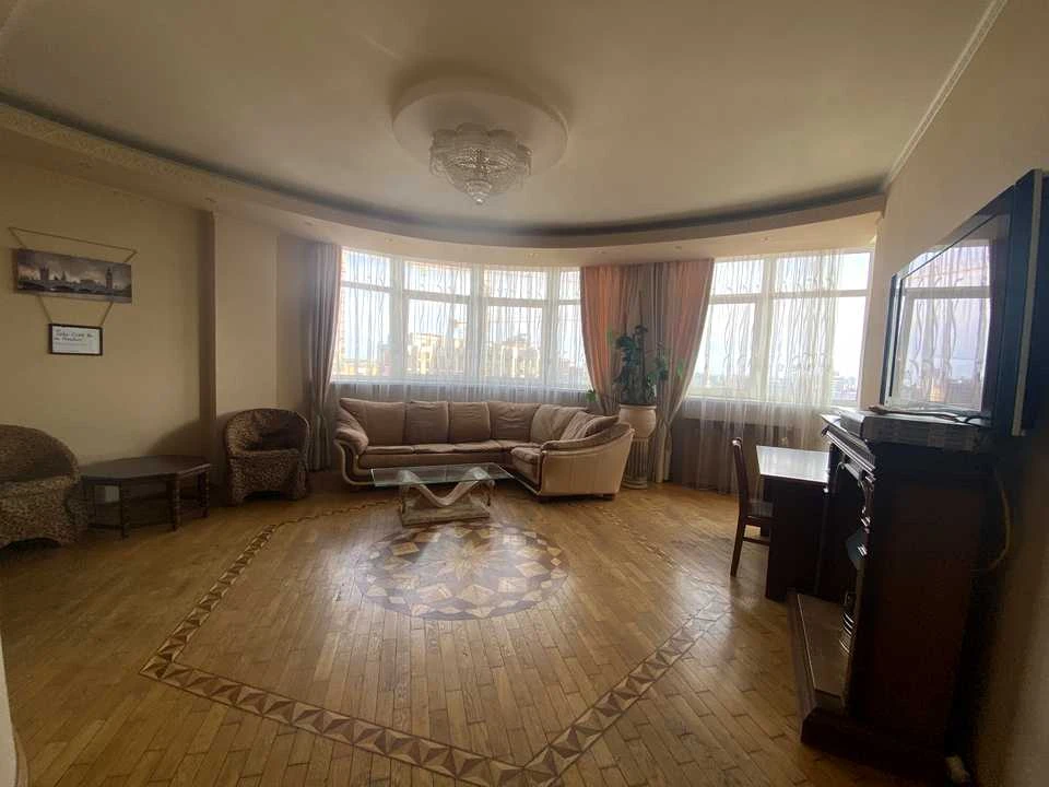 Квартира. Киев, Предславинская улица