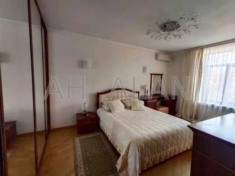 Apartment. Kyiv, Mykhailo Hrushevskoho St.