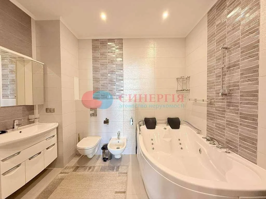 For long-term rent 3-room apartment in Kyiv, Dniprovsky, Raisa Ok