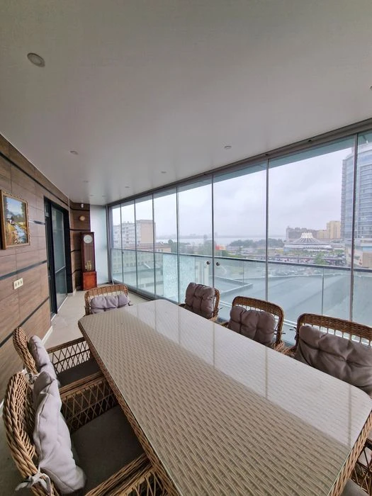 I will sell a 3-room apartment with a terrace in the residential complex Delmar, Evrop street