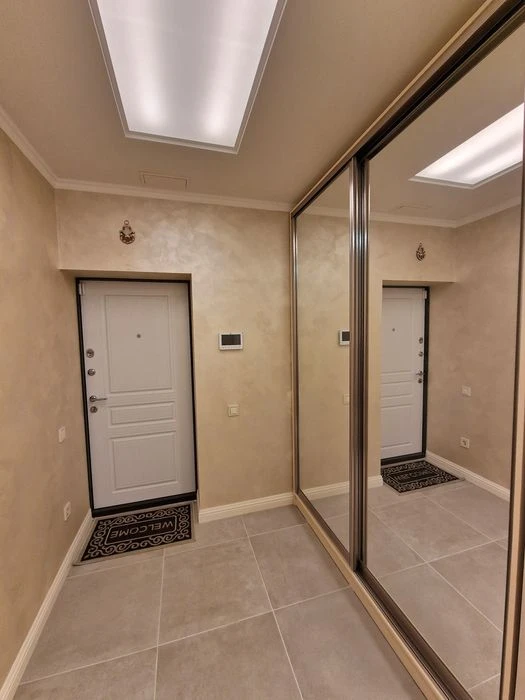 I will sell a 3-room apartment with a terrace in the residential complex Delmar, Evrop street