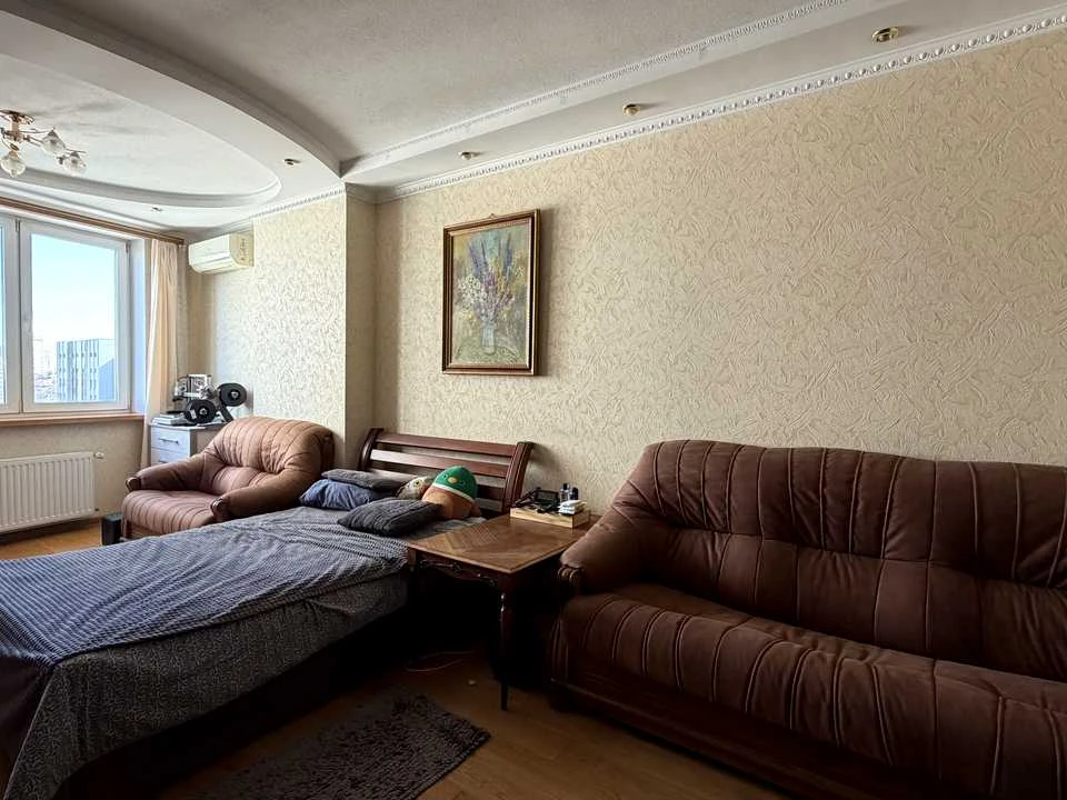 Apartment. Kyiv, Berezaysky Prospect.