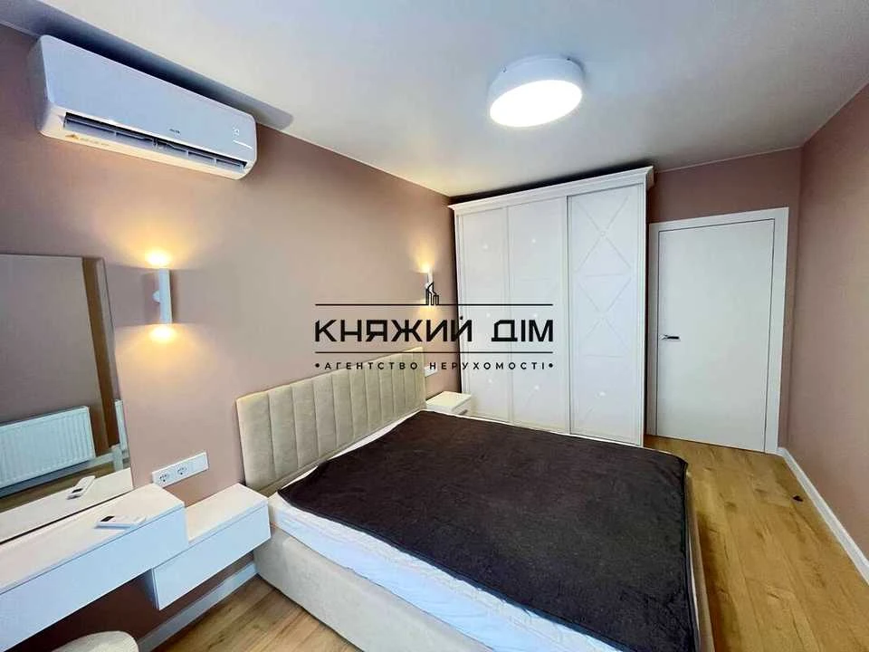 Apartment. Kyiv, Dniprovska Nabyrehna St.