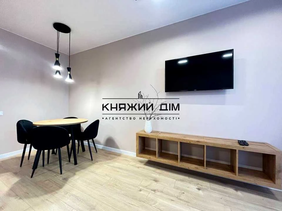Apartment. Kyiv, Dniprovska Nabyrehna St.