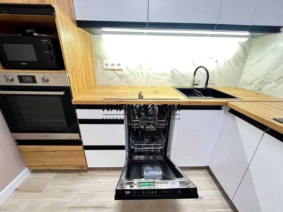 Apartment. Kyiv, Dniprovska Nabyrehna St.