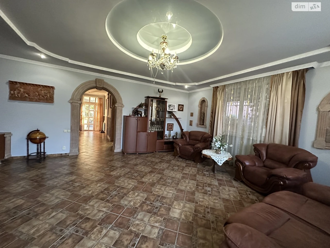 Sale of a House in Comptont