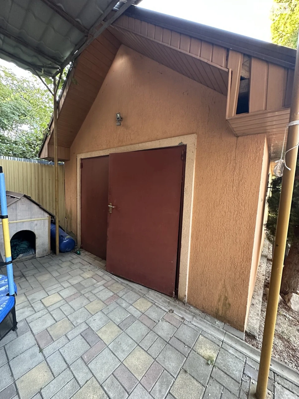 Sale of a House in Comptont