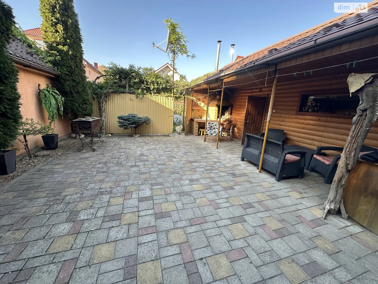 Sale of a House in Comptont