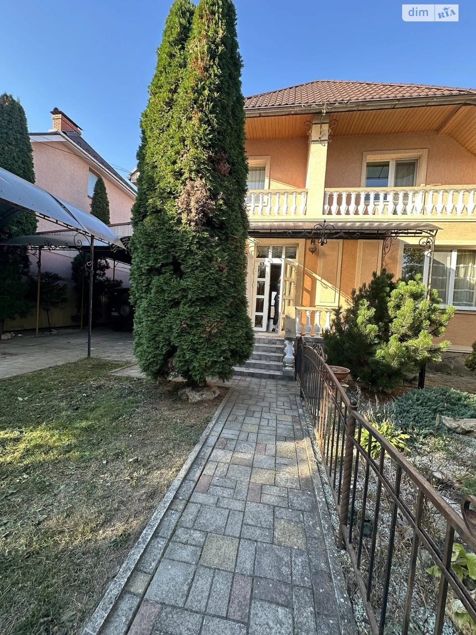 Sale of a House in Comptont