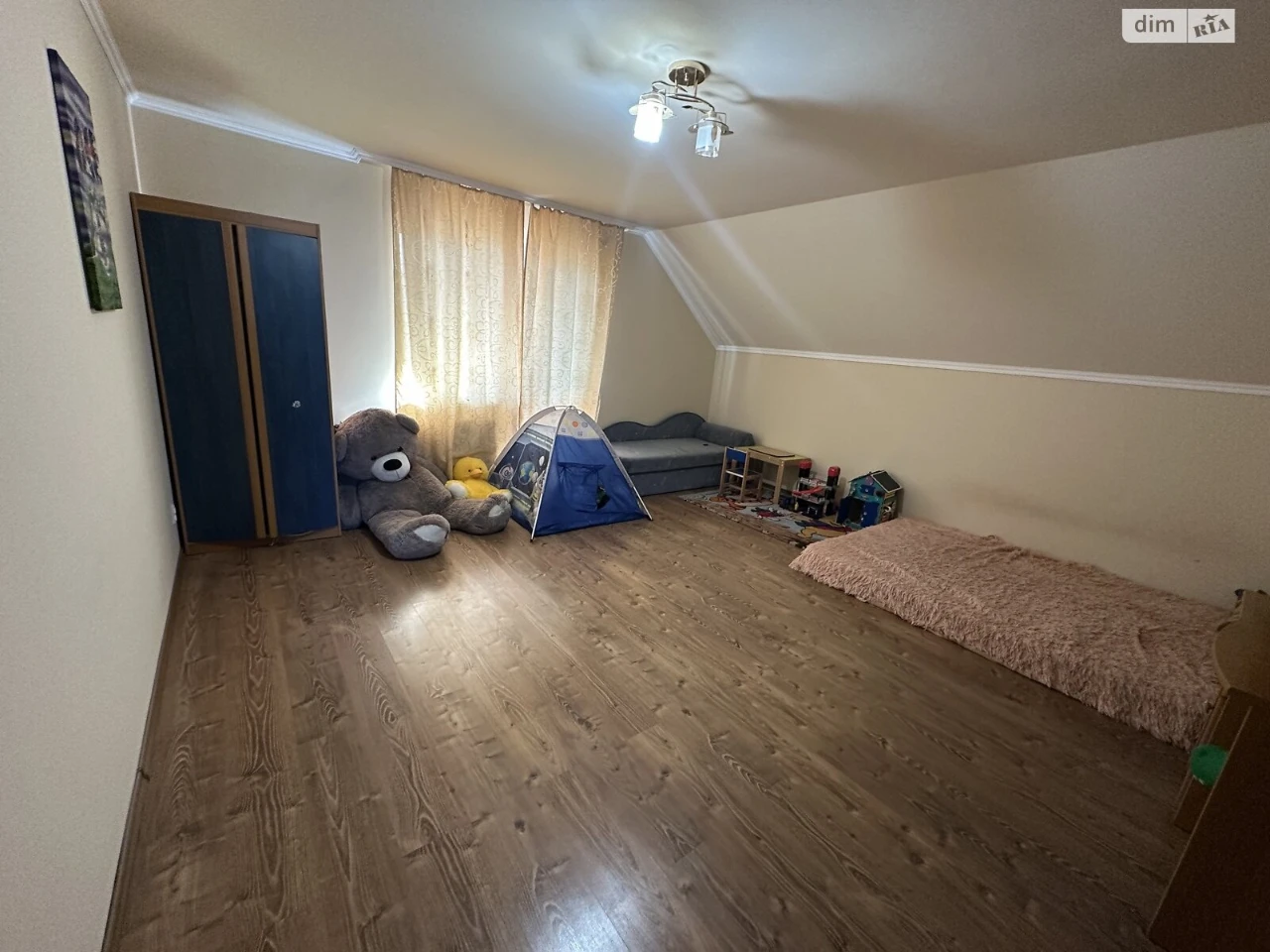 Sale of a House in Comptont